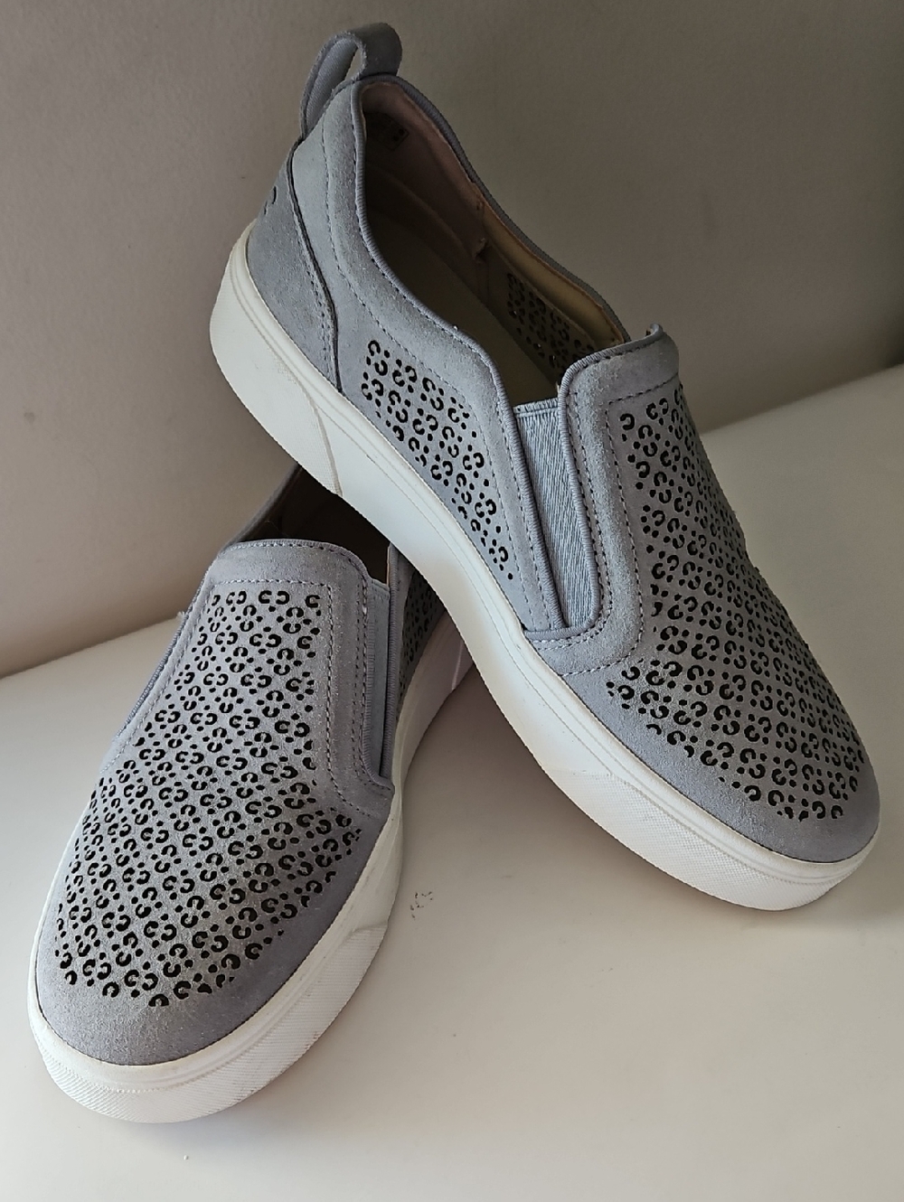 NWOT VIONIC KIMMIE PERFORATED GRAY SUEDE SLIP ON SNEAKERS ( NEW $130) SZ 7